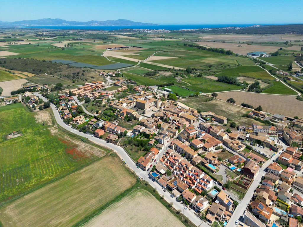 En plus des découvertes culturelles, Bellcaire d'Empordà invite également à la détente et à la communion avec la nature. Les sentiers pittoresques qui traversent le massif du Montgrí ou longent le cours du ruisseau Rec del Molí offrent des occasions idéales de profiter de la beauté du paysage. Un autre site naturel intéressant est l'ancien lac du village, qui fut asséché au XVIIIe siècle pour créer des terres agricoles. Aujourd'hui, un charmant sentier traverse les champs et vergers entourant cette zone, permettant d’imaginer la présence passée du lac.  Bellcaire d'Empordà est donc non seulement un lieu riche en histoire et en culture, mais aussi une destination idéale pour les amoureux de la nature et ceux qui recherchent la détente.