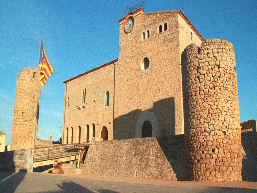 En plus des découvertes culturelles, Bellcaire d'Empordà invite également à la détente et à la communion avec la nature. Les sentiers pittoresques qui traversent le massif du Montgrí ou longent le cours du ruisseau Rec del Molí offrent des occasions idéales de profiter de la beauté du paysage. Un autre site naturel intéressant est l'ancien lac du village, qui fut asséché au XVIIIe siècle pour créer des terres agricoles. Aujourd'hui, un charmant sentier traverse les champs et vergers entourant cette zone, permettant d’imaginer la présence passée du lac.  Bellcaire d'Empordà est donc non seulement un lieu riche en histoire et en culture, mais aussi une destination idéale pour les amoureux de la nature et ceux qui recherchent la détente.