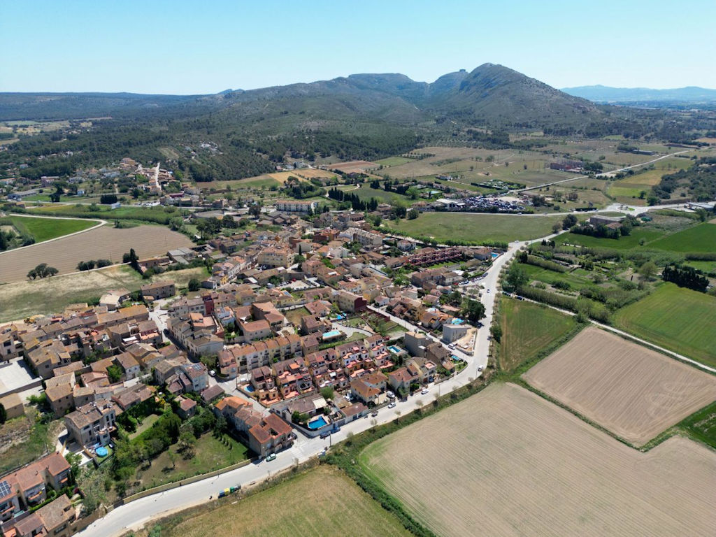 En plus des découvertes culturelles, Bellcaire d'Empordà invite également à la détente et à la communion avec la nature. Les sentiers pittoresques qui traversent le massif du Montgrí ou longent le cours du ruisseau Rec del Molí offrent des occasions idéales de profiter de la beauté du paysage. Un autre site naturel intéressant est l'ancien lac du village, qui fut asséché au XVIIIe siècle pour créer des terres agricoles. Aujourd'hui, un charmant sentier traverse les champs et vergers entourant cette zone, permettant d’imaginer la présence passée du lac.  Bellcaire d'Empordà est donc non seulement un lieu riche en histoire et en culture, mais aussi une destination idéale pour les amoureux de la nature et ceux qui recherchent la détente.