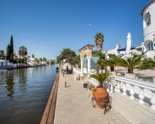 Empuriabrava Ferienhaus am Kanal mit Bootsplatz mieten