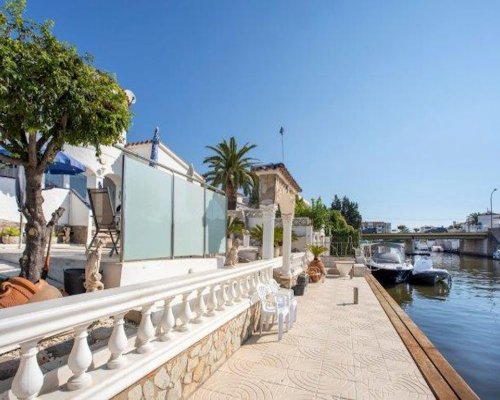 Empuriabrava Ferienhaus am Kanal mit Bootsplatz mieten