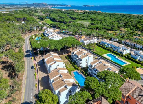 Moderne Costa Brava Ferienwohnung am Golfplatzes